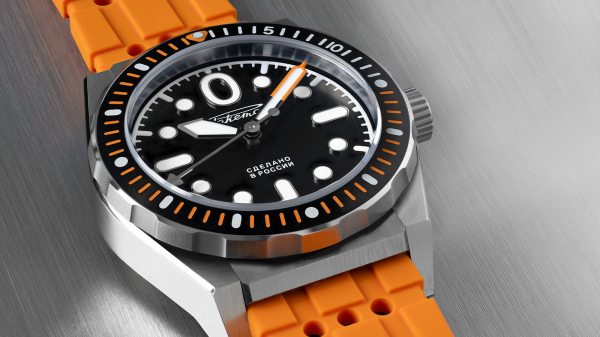 Raketa Amphibia Shows the Strengths of Hyper Legible Dive Watch Design 