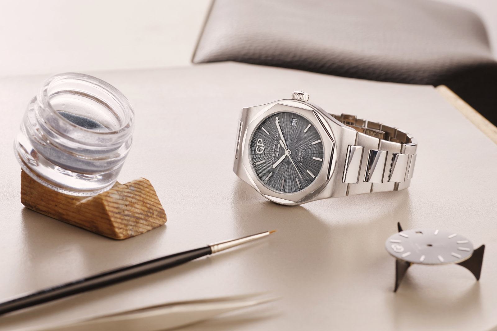 Girard-Perregaux Laureato 42mm Infinity Grey 