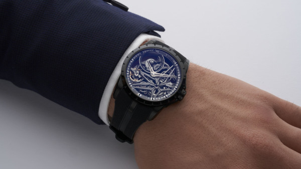 Roger Dubuis Introduce Excalibur Monobalancier in Black DLC