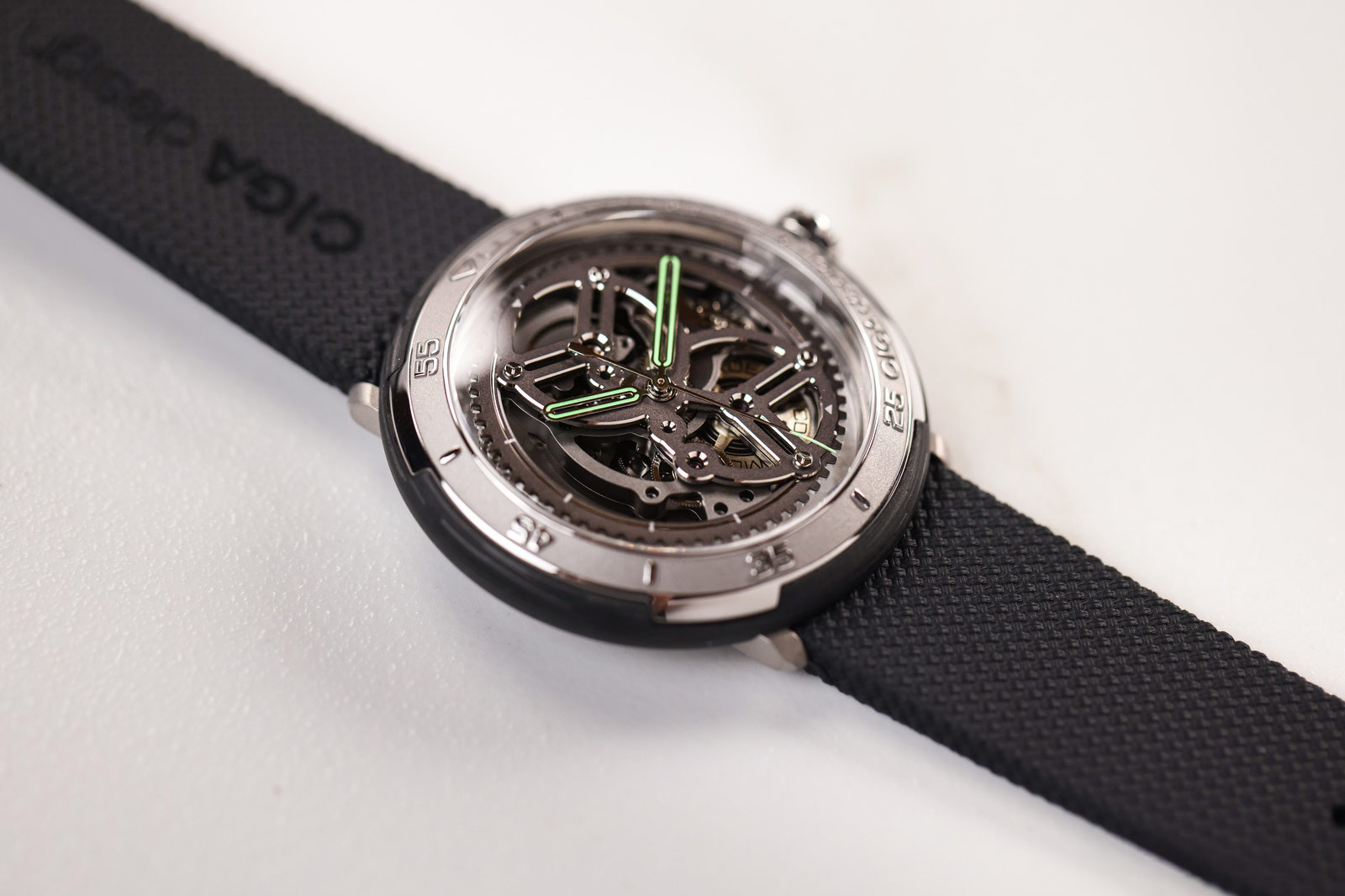 CIGA Design Debut Vector Automatic Skeleton with Floating Movement